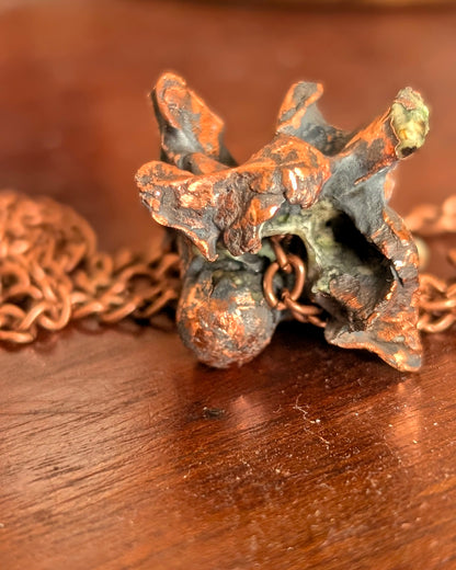 Small python vertebrae pendulum detail